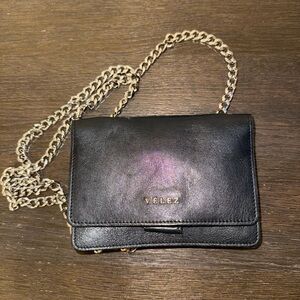 Vélez Black Chain Shoulder Bag with Silver Hardware and Card Slots for Women